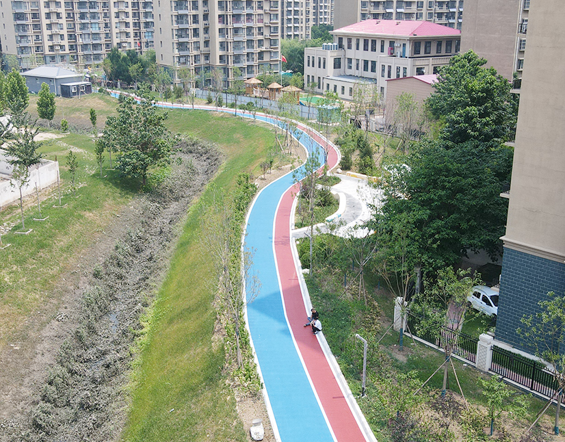 公园健身跑道,环城健身跑道,健身步道塑胶跑道,健康跑步环境,户外运动跑道,耐用塑胶材料,君泰塑胶,塑胶跑道施工,公共健身场所,社区运动设施,绿色环保跑道,专业运动场地建设