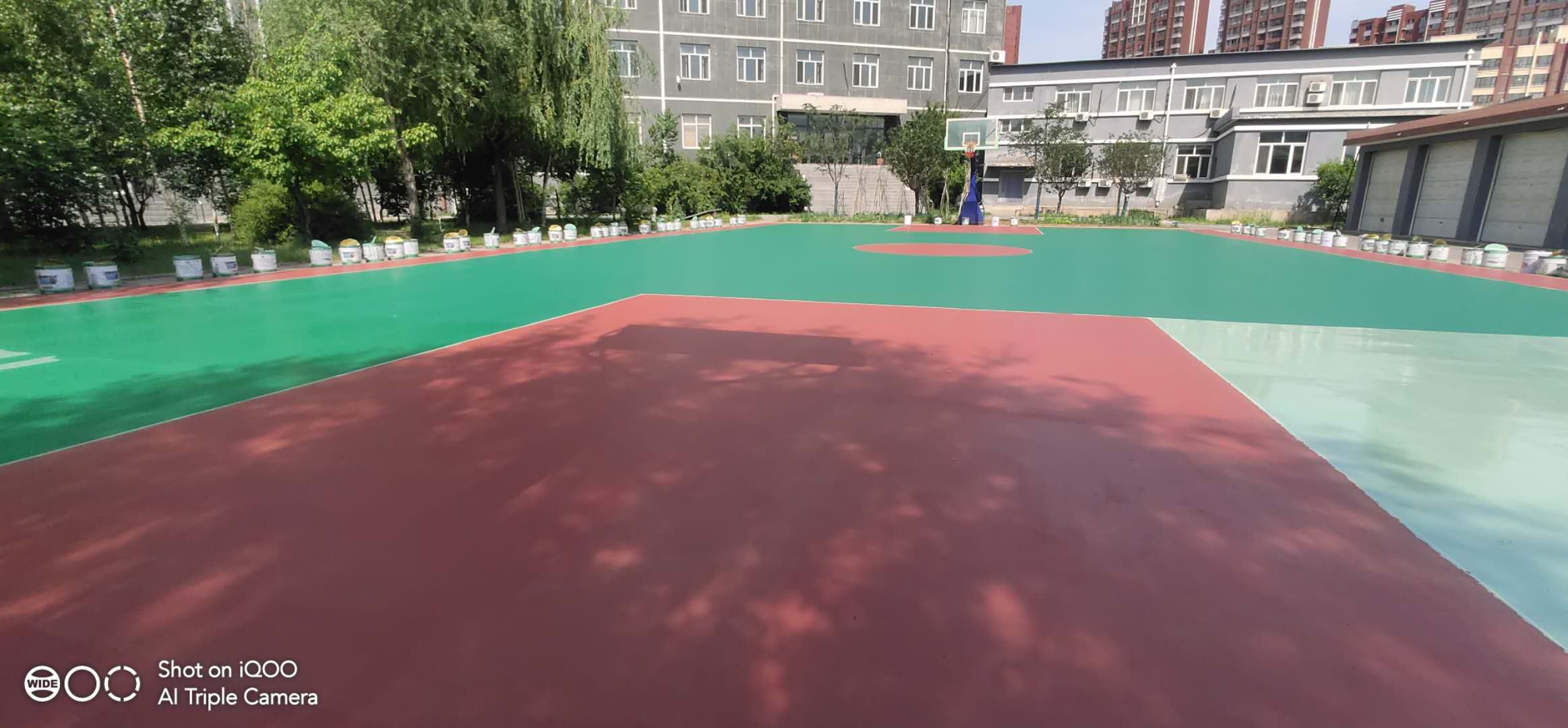 贵州毕节大方县, 硅PU篮球场, 高端硅PU弹性层材料, 标准篮球场, 运动设施建设, 篮球运动, 耐用性, 安全性, 弹性减震, 国际标准, 环保材料